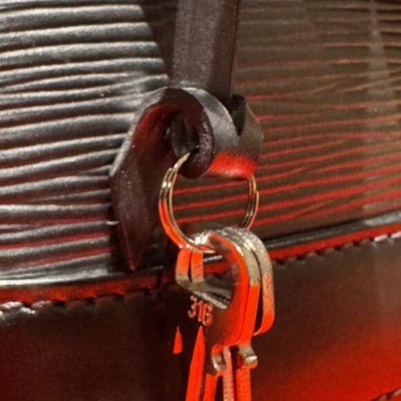 Louis Vuitton Alma BB – Épi Leather “Gunmetal” (Noir Anthracite)(2015) - Picture 12 of 13